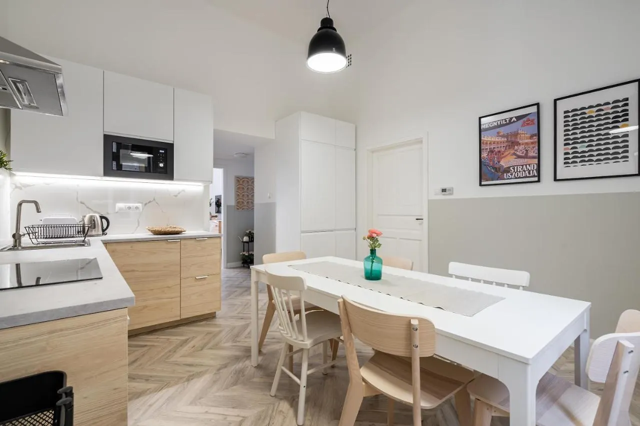 Atmos Glare Apartment Budapest 0*,