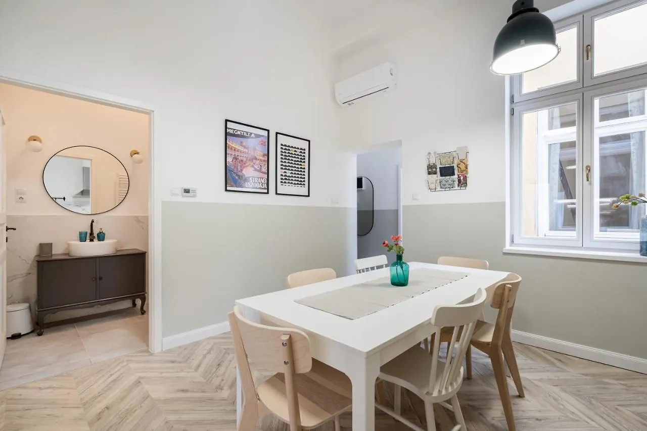 Atmos Glare Apartment Budapest 0*,